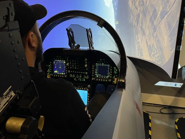 TopGun Top Flight — טיסת היכרות בסימולטור מסך 140 מעלות / משקפי VR מציאות מדומה