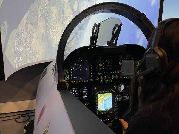 TopGun Lite Flight — טיסת היכרות בסימולטור מסך 140 מעלות / משקפי VR מציאות מדומה