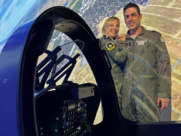 TopGun Top Flight — טיסה זוגית בסימולטור בחדר 360 מעלות